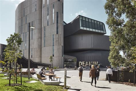 ‎Deakin .